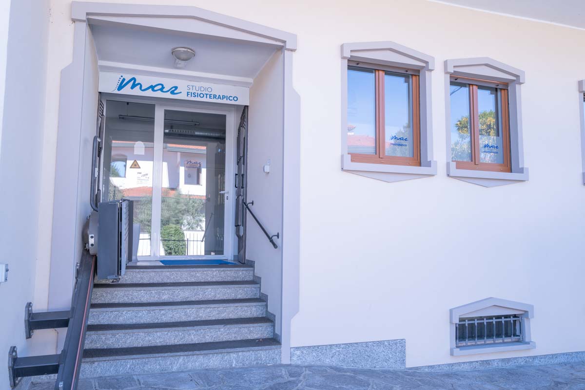 Ingresso dello Studio Fisioterapico Mar con insegna visibile sopra la porta.