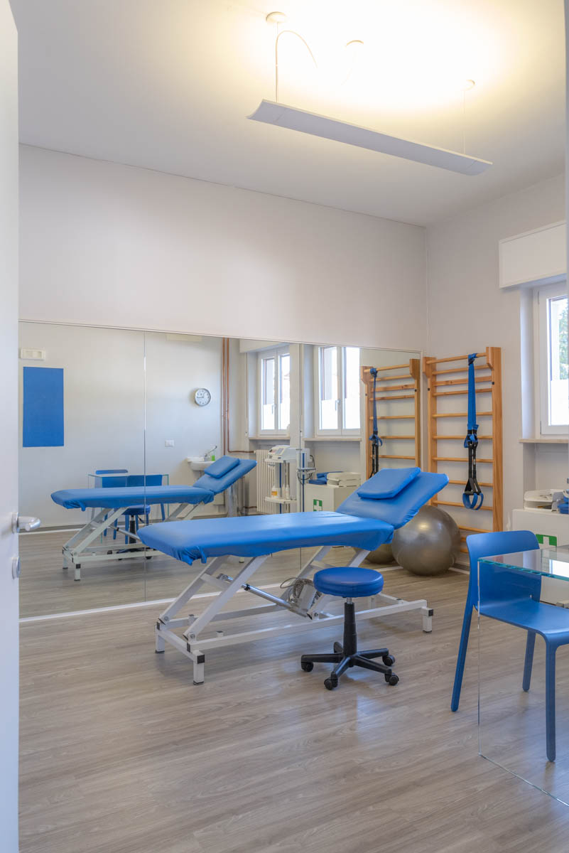 Stanza di trattamento riabilitativo con lettino da fisioterapia e attrezzature presso Studio Fisioterapico Mar.