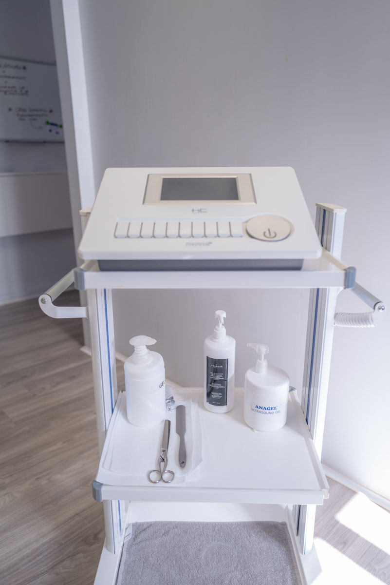 Elettromedicale Parabiago visita specialistica Macchinario elettromedicale con gel e strumenti per trattamenti fisioterapici.