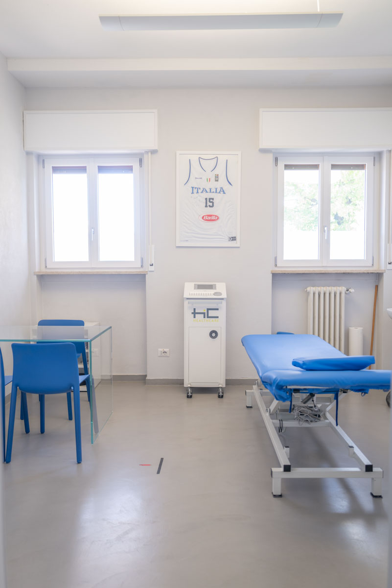 Stanza di fisioterapia con lettino e attrezzature presso Studio Fisioterapico Mar.