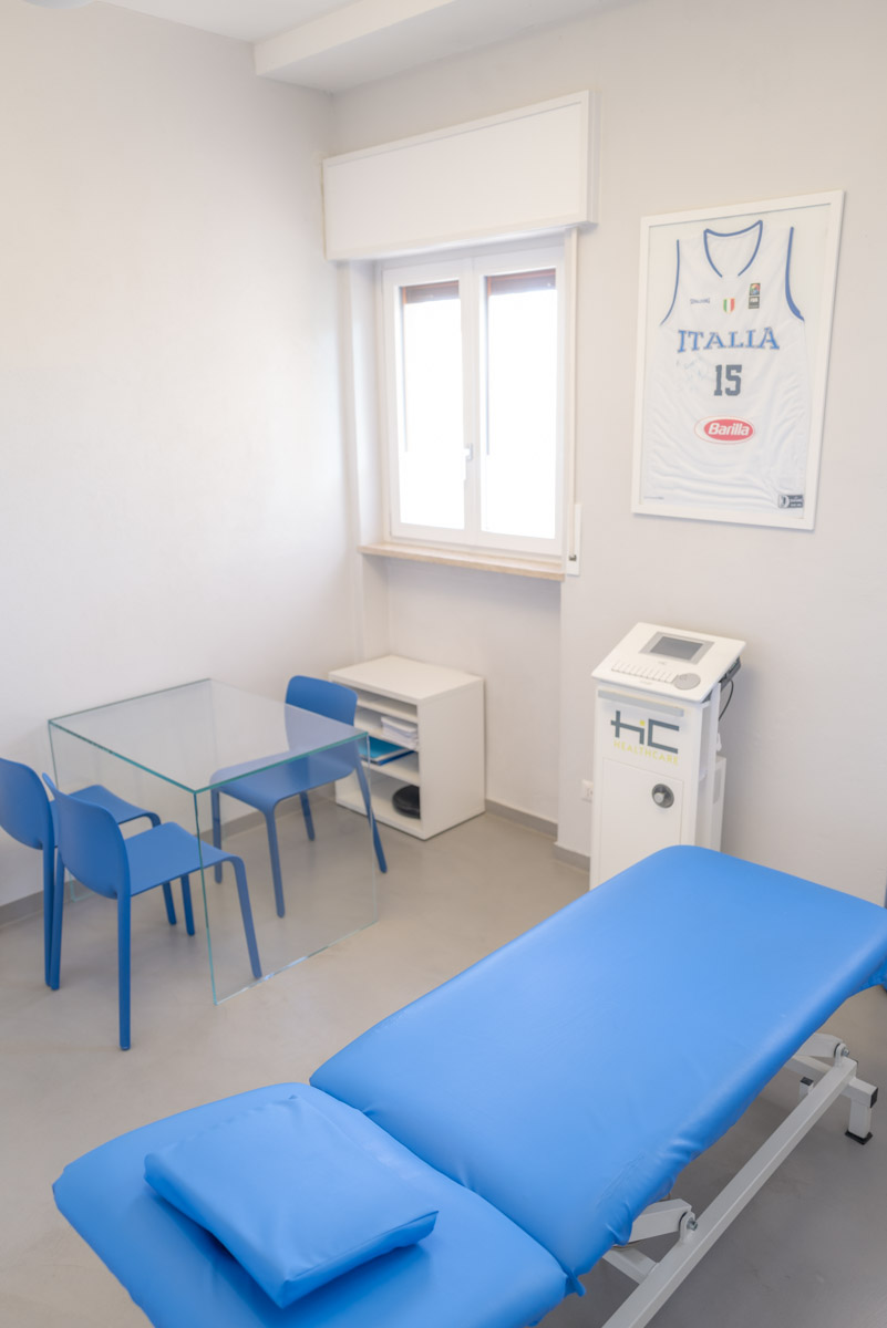 Stanza per trattamenti osteopatici presso Studio Fisioterapico Mar, con lettino e attrezzature
