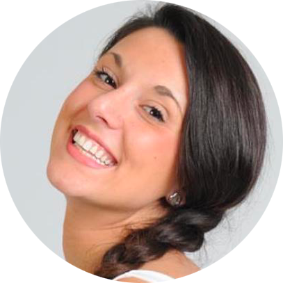 Ritratto di Valentina Quaglia, con un sorriso caloroso e capelli raccolti.