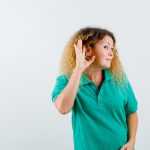 Donna che ascolta attentamente, simbolo del fenomeno del popping sound.