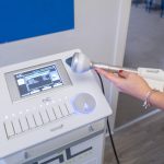 Dispositivo per terapia ad onde d’urto utilizzato in fisioterapia.