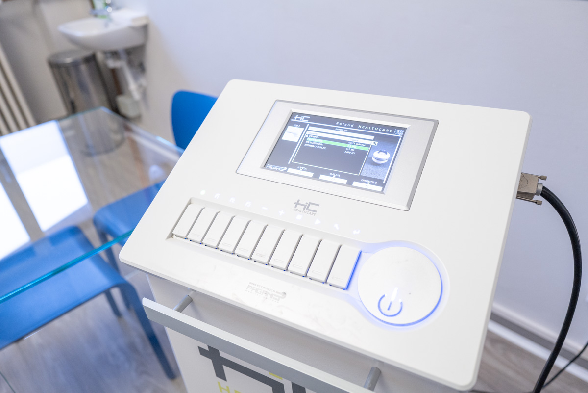 Dispositivo per terapia ad onde d’urto in un centro fisioterapico.