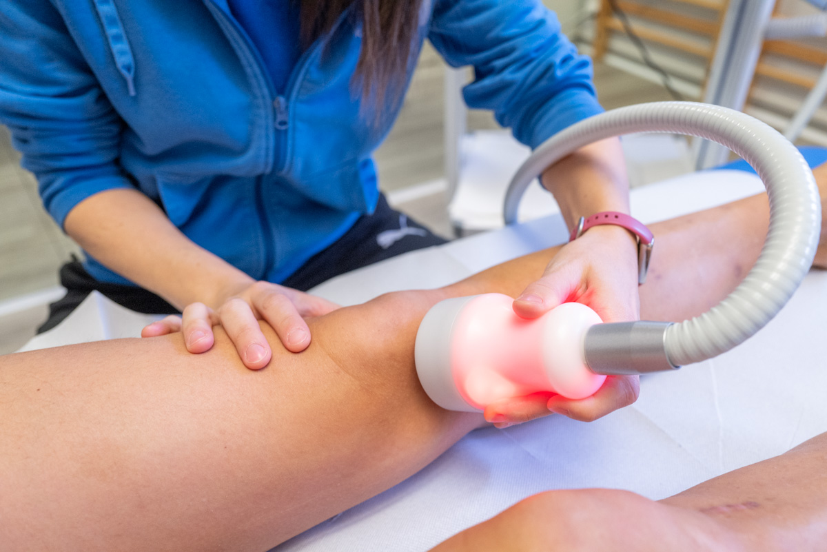 Trattamento di crioterapia su un ginocchio per ridurre infiammazione e dolore.