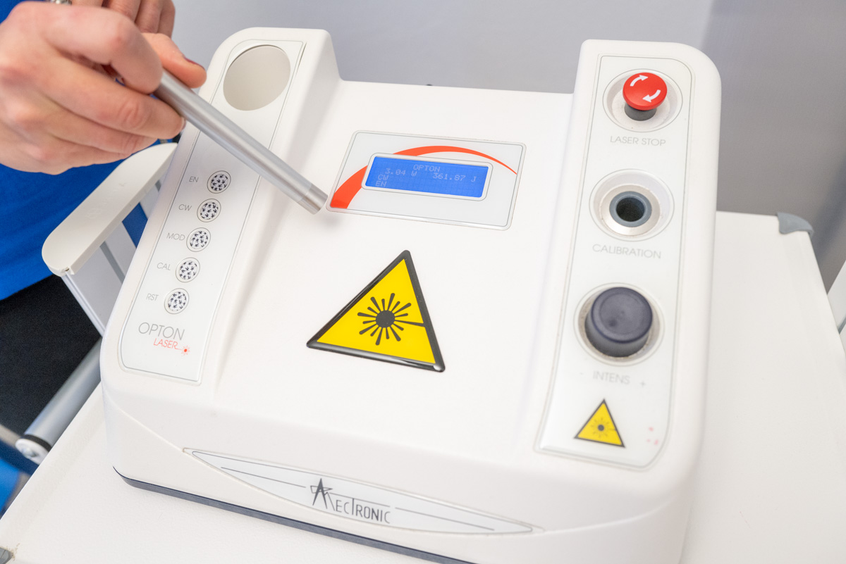 Dispositivo laser utilizzato in fisioterapia per trattamenti di dolore e infiammazione.