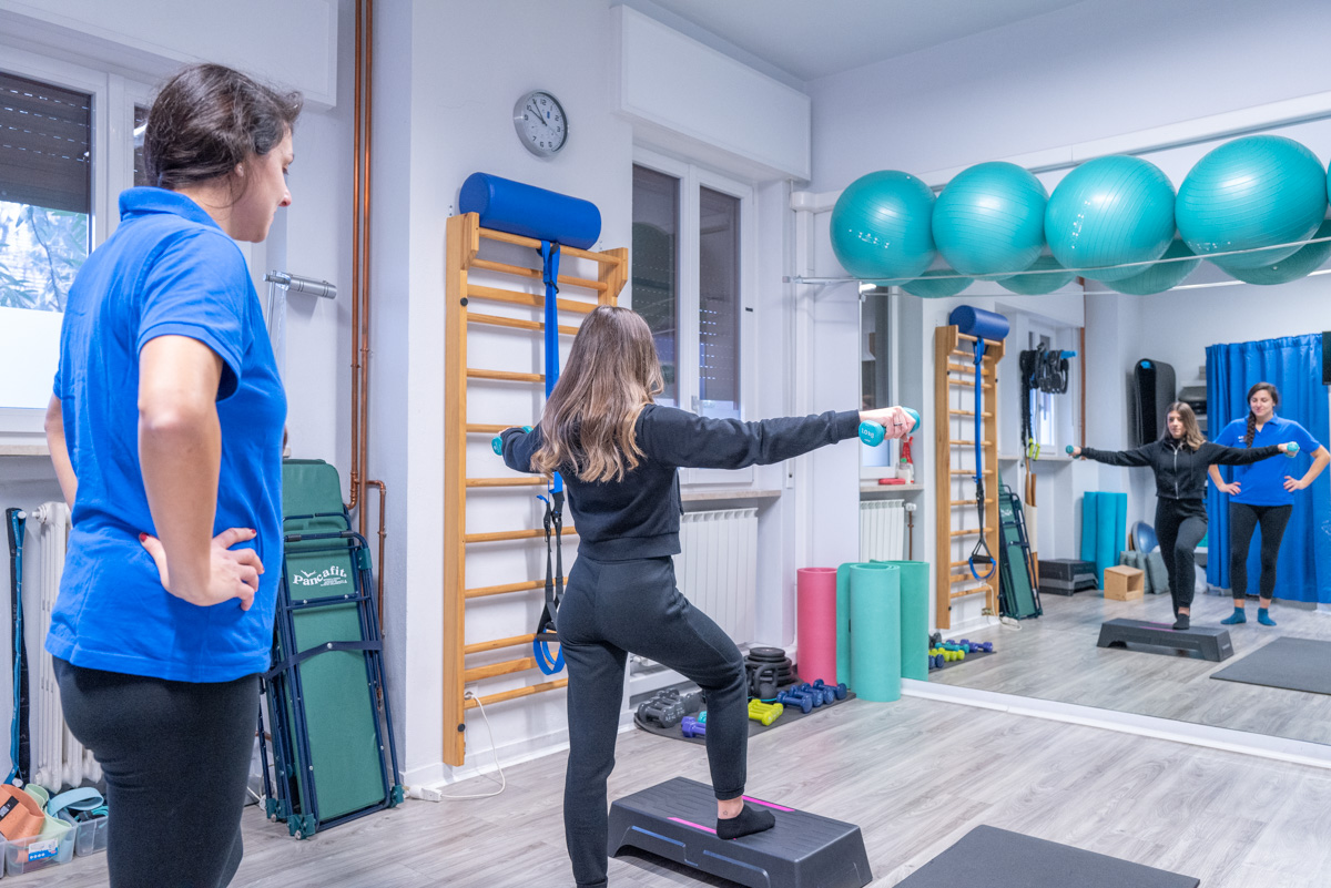 Sessione di allenamento in palestra riabilitativa con istruttore.