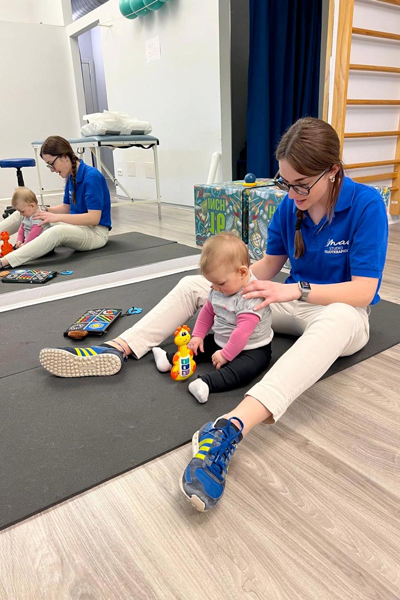 Trattamento osteopatico pediatrico per un bambino in fase di sviluppo.