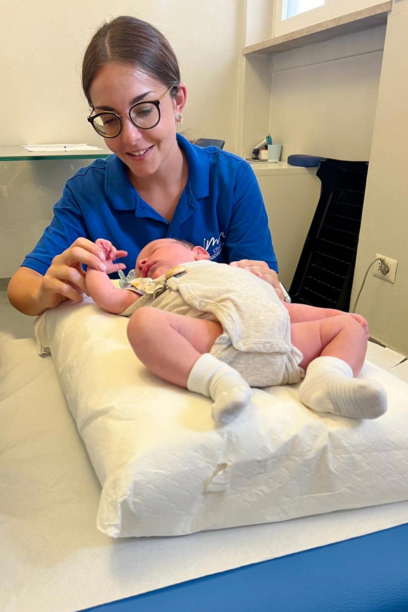 Trattamento osteopatico su un neonato per favorire il benessere e lo sviluppo.