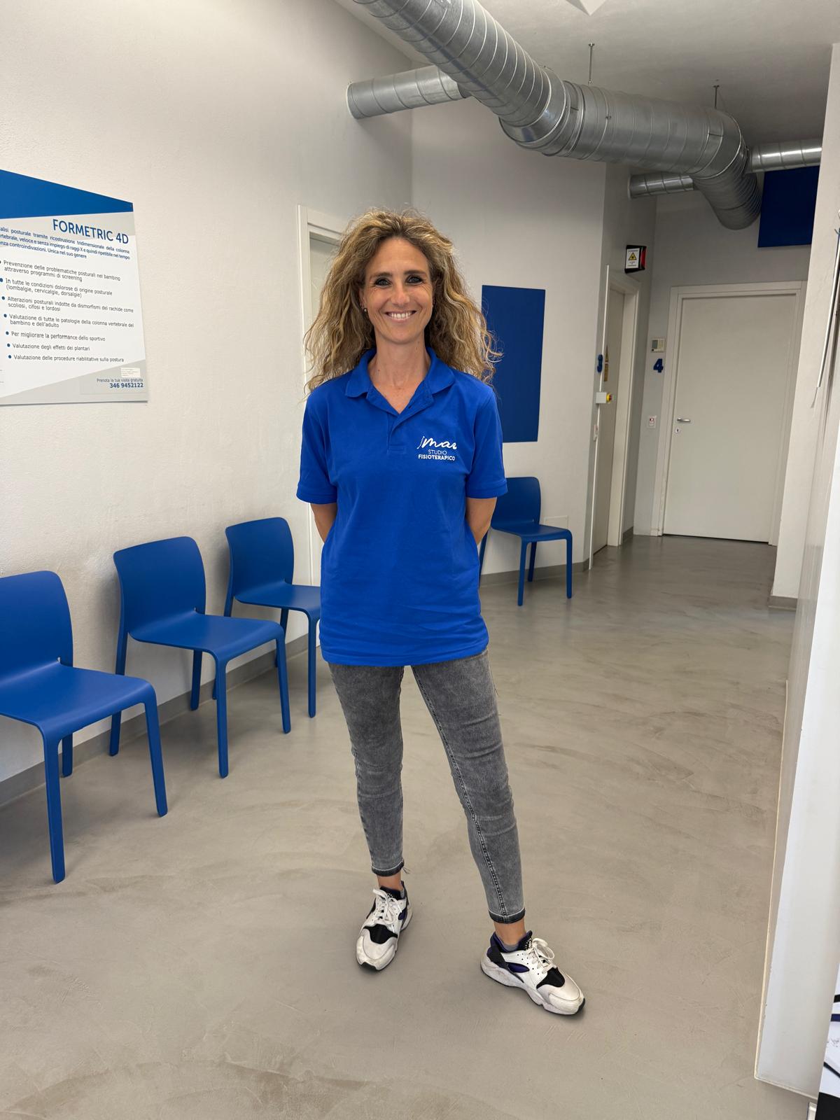 Ritratto di Davide Venditti, terapista presso Studio Fisioterapico Mar, con polo blu e sorriso accogliente.