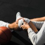 Atleta con trauma al ginocchio in fase di recupero sportivo a Parabiago