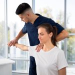 Fisioterapista esegue mobilizzazione della spalla in paziente presso Studio Mar a Parabiago